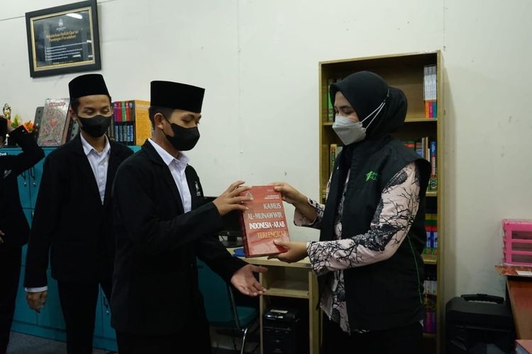 Para siswa Ekselensia Tahfizh School (E-Tahfizh) Dompet Dhuafa menerima donasi kamus bahasa Arab dari Daun Curry Asian Cuisine sebagai pelengkap belajar, Senin (21/2/2022).