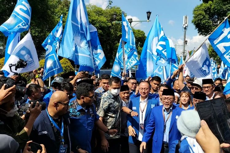 Ketua Umum PAN Zulkifli Hasan didampingi Waketum PAN Yandri Susanto dan Sekjen PAN Eddy Soeparno mendaftarkan bacalegnya ke kantor KPU, Menteng, Jakarta, Jumat (12/5/2023). 