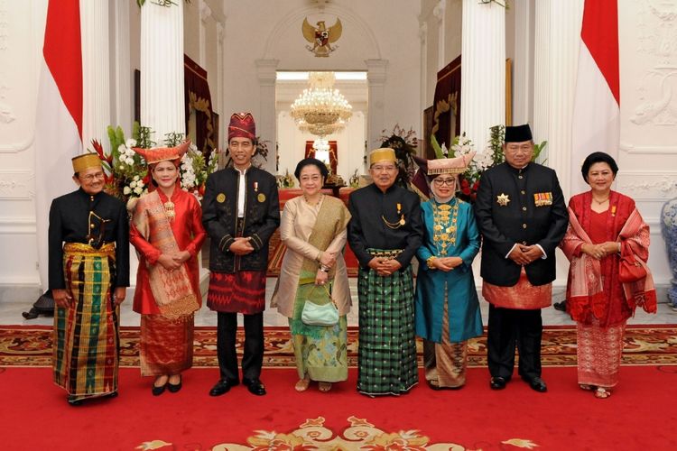 Presiden ke-3 Republik Indonesia, BJ Habibie (kiri), Istri Presiden Republik Indonesia, Iriana Joko Widodo (kedua dari kiri), Presiden Republik Indonesia, Joko Widodo (ketiga dari kiri), Presiden ke-5 Republik Indonesia, Megawati Soekarnoputri (keempat dari kiri), Wakil Presiden Republik Indonesia, Jusuf Kalla (keempat dari kanan), Istri Wakil Presiden Republik Indonesia, Mufidah Kalla (ketiga dari kanan), Presiden ke-6 Republik Indonesia, Susilo Bambang Yudhoyono (kedua dari kanan), Istri Presiden ke-6 Republik Indonesia, Kristiani Herrawati Yudhoyono berpose bersama saat perayaan HUT Kemerdekaan ke-72 Republik Indonesia di Istana Negara, Jakarta, Kamis (17/8/2017). SETPRES/AGUS SUPARTO 