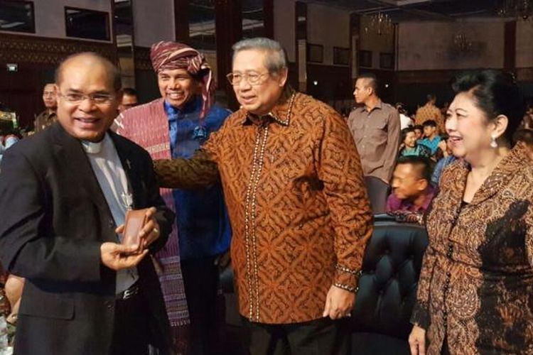 Pendeta Nus Reimas, mendoakan Susilo Bambang Yudhoyono dalam peringatan Natal Nusantara Partai Demokrat yang digelar di Jakarta Convention Center, Sabtu (21/1/2017) malam.   