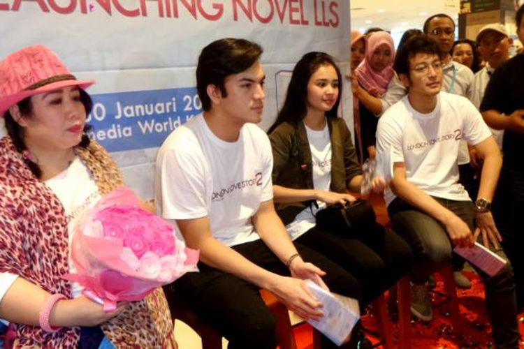 Penulis Tisa TS, artis peran Rizky Nazar, Michelle Ziudith dan Dimas Anggara dalam jumpa pers peluncuran novel London Love Story 2 di Gramedia World, Karawang, Jawa Barat, Senin (30/1/2017).