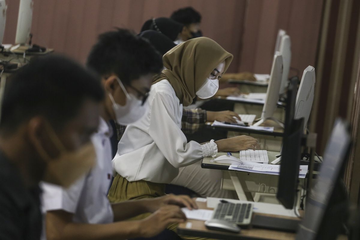 Peserta bersiap untuk mengikuti pelaksanaan UTBK seleksi Bersama Masuk Perguruan Tinggi Negeri (SBMPTN) di UPN Veteran Jakarta, Pondok Labu, Jakarta, Selasa (17/5/2022). Pelaksanaan Ujian Tulis Berbasis Komputer (UTBK) tersebut dilaksanakan dalam dua tahap yakni pada tanggal 17-23 Mei 2022 untuk gelombang I dan tanggal 28 Mei 2022 untuk gelombang II dengan jumlah total peserta sebanyak 18.805 peserta. ANTARA FOTO/Asprilla Dwi Adha/YU