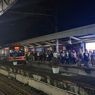 Seng Nyangkut di Kabel Listrik KRL Dekat Stasiun Citayam, Kereta Tertahan Sejam