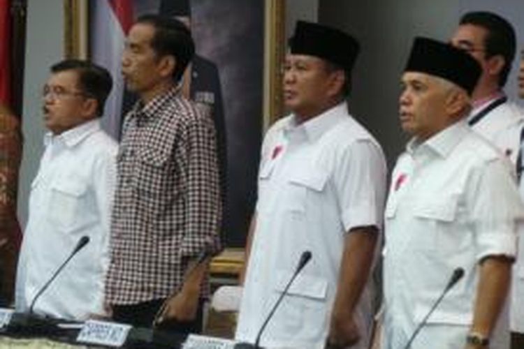 Calon presiden dan calon wakil presiden Joko Widodo (kedua dari kiri) dan Muhammad Jusuf Kalla (kiri) serta Prabowo Subianto (kedua dari kanan) dan Hatta Rajasa (kanan) saat pengumuman laporan harta kekayaan calon presiden dan calon wakil presiden, Selasa (1/7/2014) di Jakarta