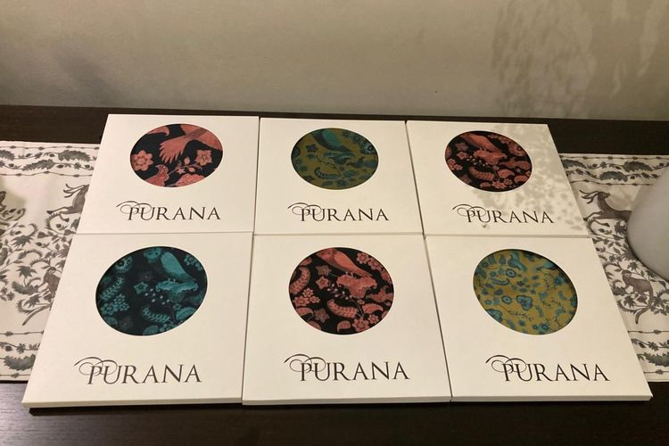 Koleksi hijab Purana yang memakai motif baru, yaitu Bird's Paradise. Di belakang sebagai table runner adalah motif baru lainnya dari Purana, yaitu Jungle Jewel.