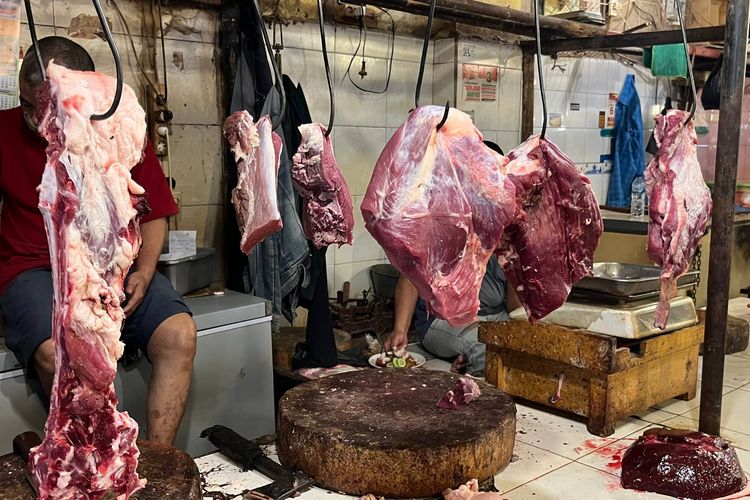 Lapak pedagang daging sapi yang masih buka di tengah aksi mogok, Pasar Depok Jaya, Pancoran Mas, Kota Depok, Kamis (22/1/2026).