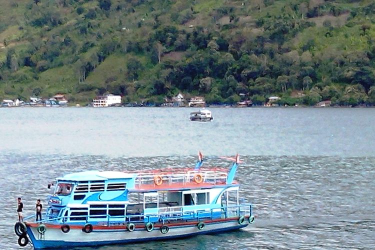 Kapal-kapal ini menjadi alat transportasi warga dan para pengunjung saat menyeberangi Danau Toba