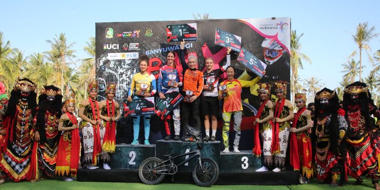 Pebalab sepeda asal Australia Caroline Buchanan menjadi juara pertama di nomor Elite Women kategori Hors Class (HC) di ajang Banyuwangi International BMX 2019 dengan catatan waktu 36,996 detik, Minggu (27/10/2019).