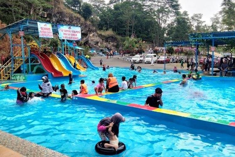 Taman Batu Hanjuang adalah wisata air di Desa Setianegara, Kecamatan Cilimus, Kabupaten Kuningan, Jawa Barat.