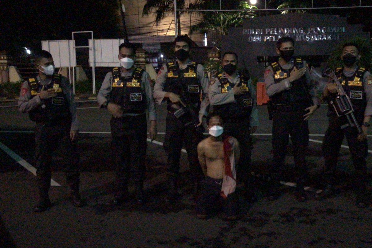 Polres Metro Jakarta Selatan berhasil mengamankan pria terduga pencuri tas saat dikeroyok massa di lampu merah Antasari, Jakarta Selatan, Sabtu (8/1/2022).