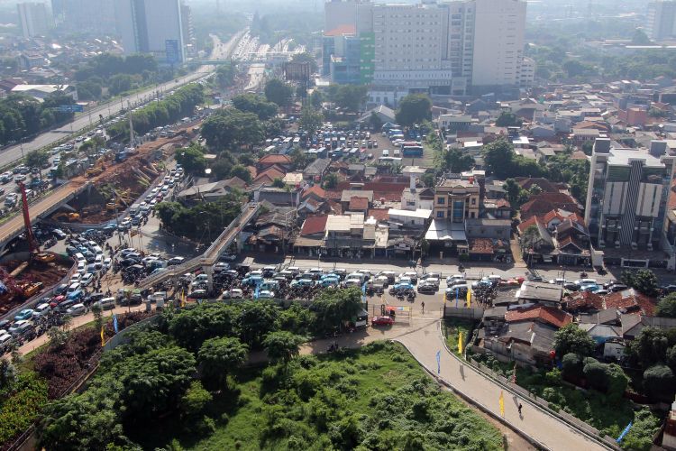 Kondisi lalu lintas di persimpangan Jalan Dewi Sartika-Otista dan MT Haryono pada jam sibuk pagi hari menuju Pancoran. Kemacetan sementara di kawasan itu merupakan dampak pembangunan infrastruktur LRT disekitar Jalan MT Haryono, flyover Pancoran dan underpass Mampang Prapatan.