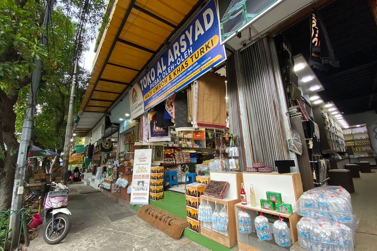 Salah satu toko oleh-oleh haji di blok C2 Pasar Tanah Abang, Jakarta Pusat, yang bisa ditemukan di pinggir jalan. 