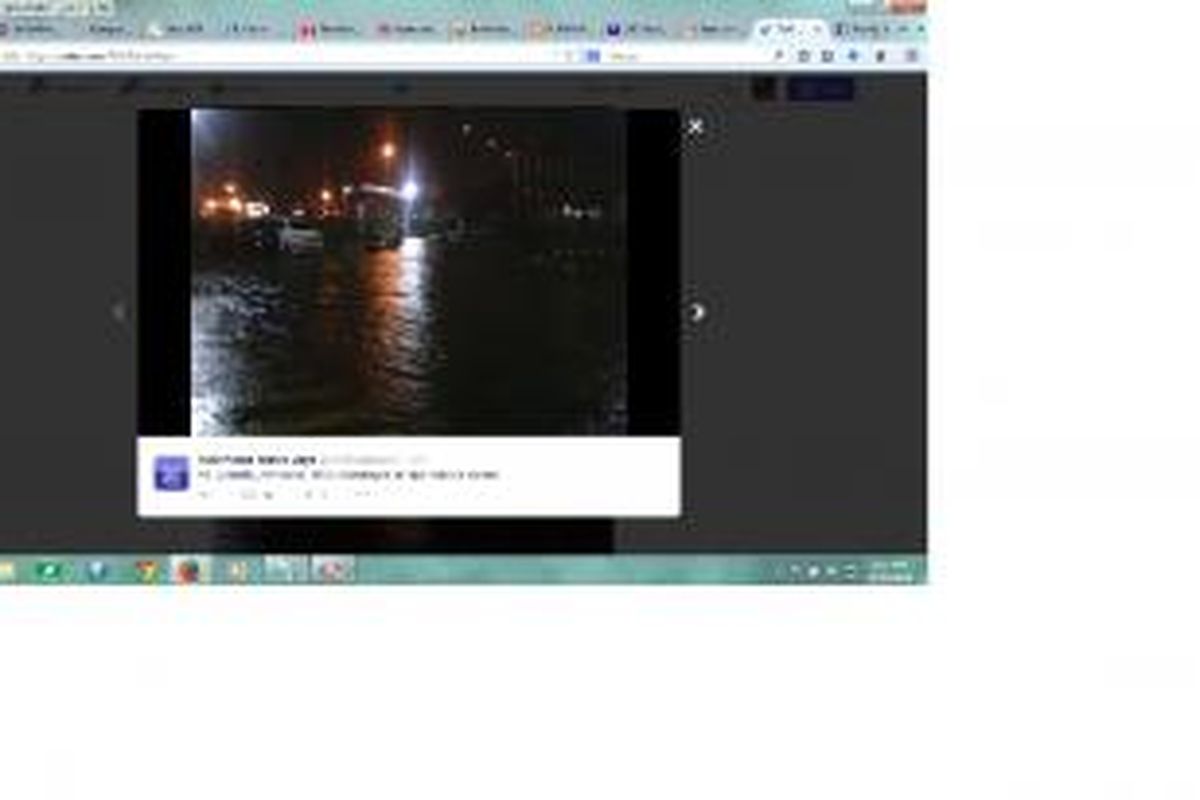 Genangan di depan Stasiun Senen, Jakarta Pusat, Kamis (23/10/2014) malam.