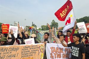 Demo 2 Tahun Prabowo-Gibran di Tugu Tani Dimulai, BEM UI dan Massa Angkat Tiga Jari