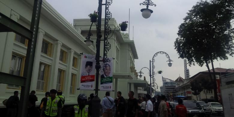 Perubahan wajah sisi barat Gedung Merdeka. Sebelumnya sisi tersebut berjejer 70 tiang bendera dan kini berubah menjadi lampu hias. 