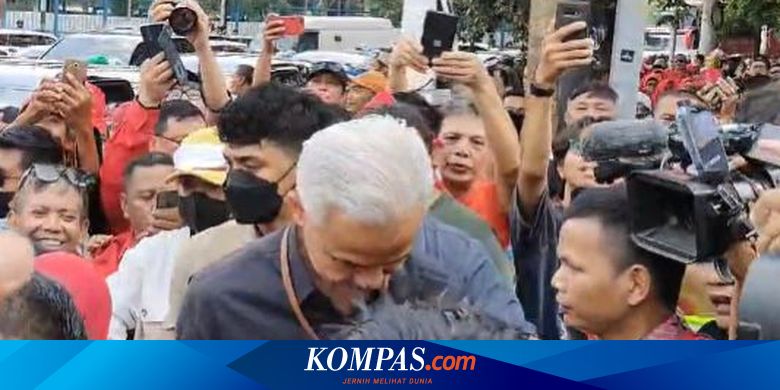 Tiba di Tugu Proklamasi, Ganjar Disambut Massa Pendukung