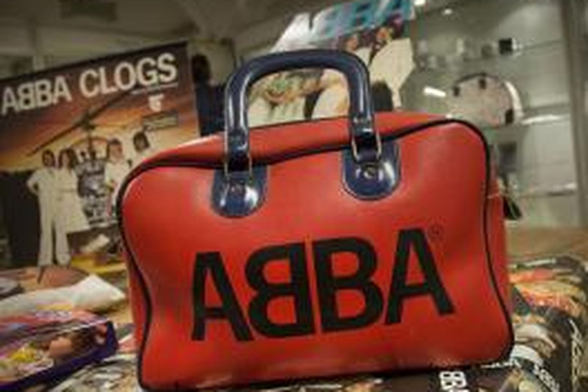 Foto yang dibuat pada 26 Juni 2013 ini memerlihatkan sebuah tas sport merah dengan logo grup pop legendaris Swedia ABBA, yang merupakan salah satu dari memorabilia ABBA yang dilelang oleh kolektor Tomas Nordin di Stockholms Auktionsverk, Stockholm (Swedia), 10 Agustus 2013. 