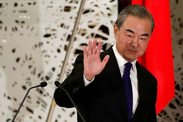 Wang Yi, Menteri Luar Begeri China, melambaikan tangan saat meninggalkan konferensi pers di Tokyo, Jepang, Selasa (24/11/2020).
