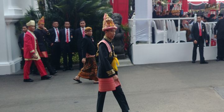 Presiden Joko Widodo mengenakan baju adat Aceh saat peringatan HUT RI ke-73 di Istana Merdeka, Jakarta, Jumat (17/8/2018).