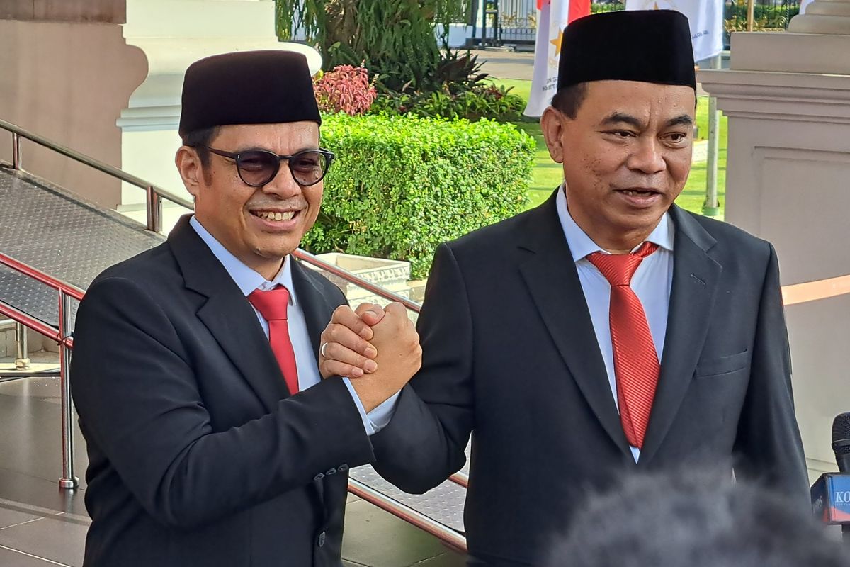 Menteri Komunikasi dan Informatika Budi Arie Setiadi bersama Wakil Menteri Komunikasi dan Informatika Nezar Patria seusai dilantik di Kompleks Istana Kepresidenan, Jakarta, Senin (17/7/2023).