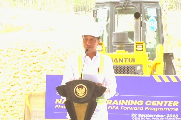 Presiden Joko Widodo memberikan sambutan saat melakukan peletakan batu pertama atau ground breaking proyek pembangunan pusat latihan sepak bola nasional (Nasional Training Center) di kawasan Ibu Kota Nusantara pada Jumat (22/9/2023).