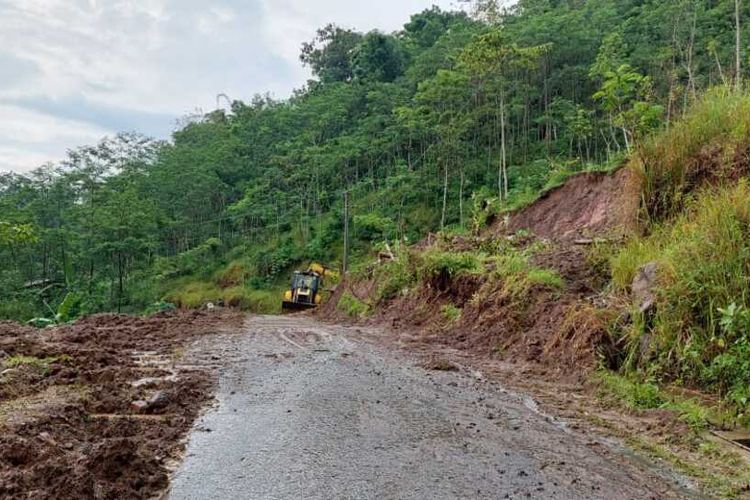 Situasi berangsur pulih di Jalan Kutogiri – Gunungkelir, Pedukuhan Kembang, Kalurahan Jatimulyo, Kapanewon Girimulyo, Kabupaten Kulon Progo, Daerah Istimewa Yogyakarta. Tanah longsor bisa diatasi dan warga mulai berani lewat jalan di sana.