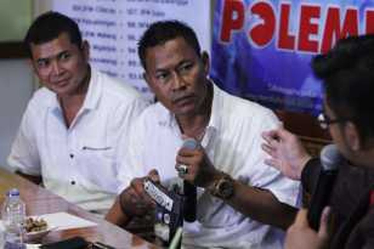 Ipda Tamat (kiri) bersama AKBP Untung Sangaji menjadi pembicara pada diskusi polemik di Jakarta Pusat, Sabtu (16/1/2016). Ipda Tamat dan AKBP Untung Sangaji menjadi salah satu polisi yang berada di lokasi penembakan pada aksi teror di kawasan Sarinah pada Kamis lalu.
