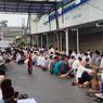 Jemaah Shalat Id di Masjid Darul Ulum FKIP Uhamka Membeludak, Sajadah Digelar hingga ke Lahan Parkir