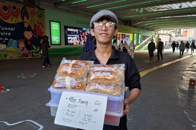 Muhammad Menukar Bangku Sekolah dengan Keranjang Roti, lalu Menggambar Mimpi di Bundaran HI