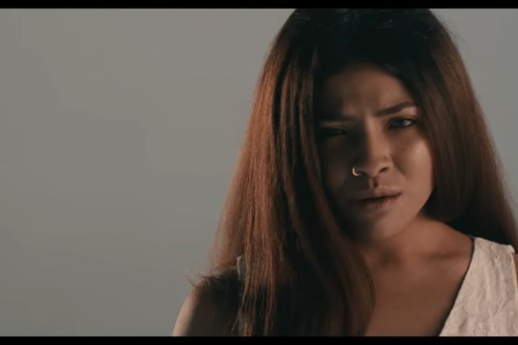 Sara Fajira dalam video musik Lathi.