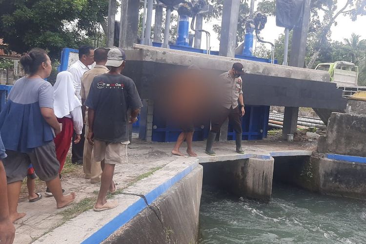 Polisi mendatangi lokasi tenggelamnya bocah di irigasi Kebumen, Jawa Tengah, Senin (16/1/2023) sore.