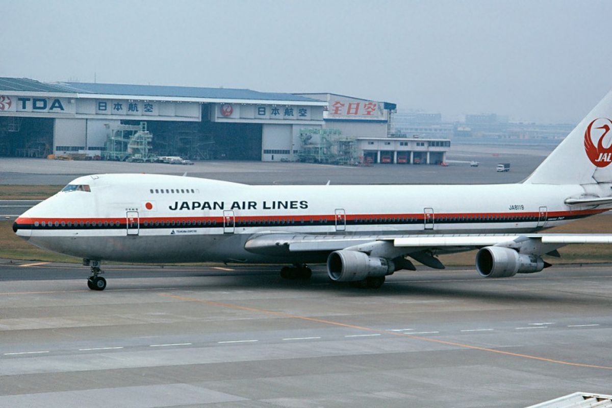 Ilustrasi Japan Airlines 123 Boeing 747. Japan Airlines kena serangan siber pada Kamis (26/12/2024). Maskapai Jepang itu melaporkan peretasan yang menyebabkan penundaan penerbangan domestik dan internasional.