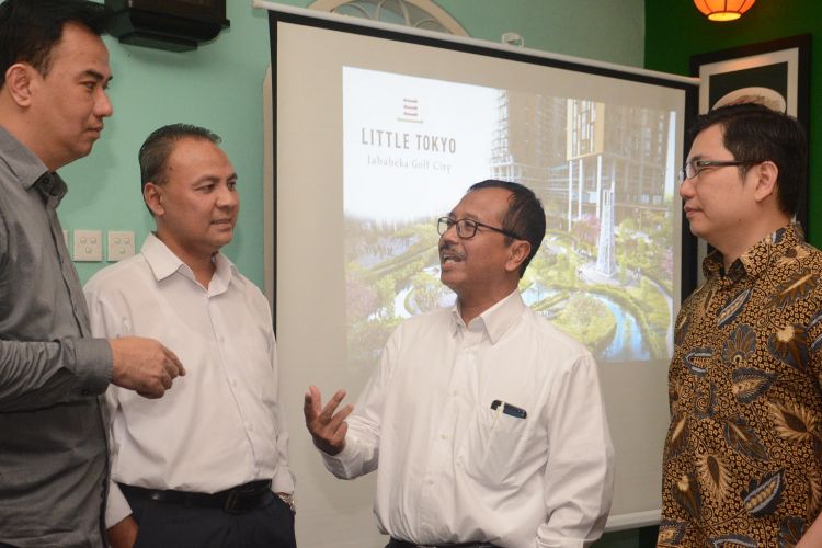 PT PP Properti Jababeka Residen mengembangkan proyek superblok Little Tokyo seluas 4,6 hektar. Tampak GM Sales & Marketing PT PP Properti Jababeka Residen Prio Purwantoro, Project Director PT PP Properti Jababeka Residen Ian Oktoviandi, Presdir PT PP Properti Jababeka Residen Harris Amim Singgih, serta GM Corporate Marketing Jababeka Residence Handoyo Lim pada buka bersama media, Selasa (22/5/2018).