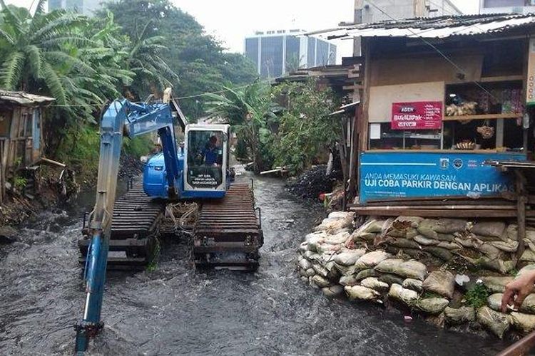 Dinas Sumber Daya Air DKI Jakarta melakukan pengerukan Kali Mampang di Kelurahan Kuningan Barat, Mampang Prapatan, Jakarta Selatan, Jumat (8/3/2019).