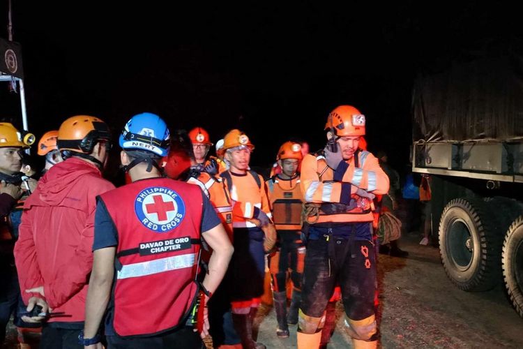 Foto yang diambil pada tanggal 6 Februari 2024 dan dirilis pada tanggal 7 Februari oleh Palang Merah Filipina-Cabang Davao de Oro ini menunjukkan para petugas yang tiba untuk melakukan operasi pencarian dan penyelamatan setelah terjadi tanah longsor di kota Maco, provinsi Davao de Oro. Sedikitnya 11 orang terluka ketika tanah longsor yang dipicu oleh hujan menimbun dua bus yang mengangkut para pekerja dari sebuah tambang emas di Filipina selatan, kata para pejabat. 