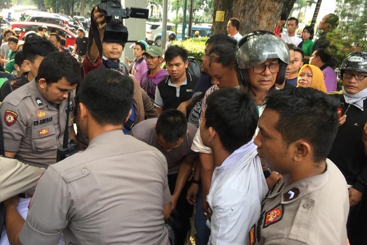 Lima orang diamankan polisi Kamis sore tadi (26/9/2019) terdiri dari 4 orang siswa dan 1 orang sudah tamat. Mereka konvoi di beberapa jalan di Kota Medan dan meresahkan warga. Mereka juga sempat melempari petugas dengan batu.