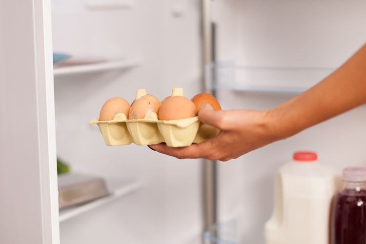 Ilustrasi menyimpan telur di dalam kulkas. Telur boleh dicuci sebelum disimpan di kulkas. 