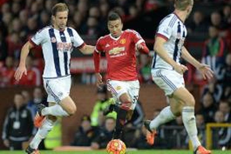 Gelandang Manchester United, Jesse Lingard (tengah), tampil pada laga Premier League kontra West Bromwich Albion di Stadion Old Trafford, Sabtu (7/11/2015).