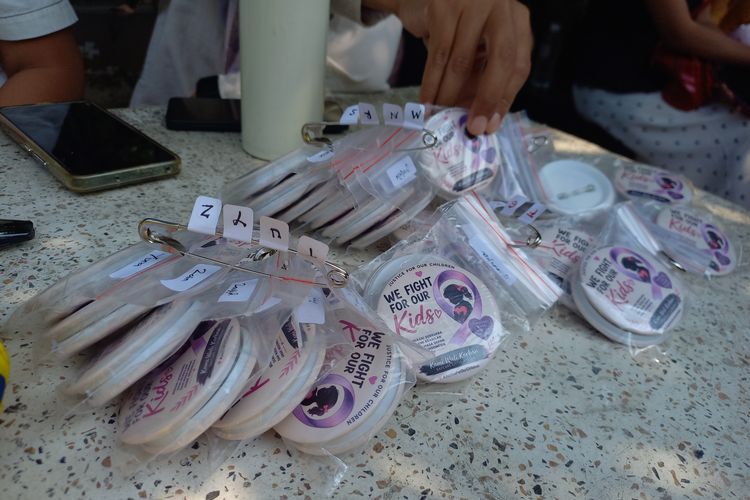Sidang Perdana Kasus Daycare Little Aresha: Orangtua Murid Bagikan Pin dan Banner Bernada Protes 
