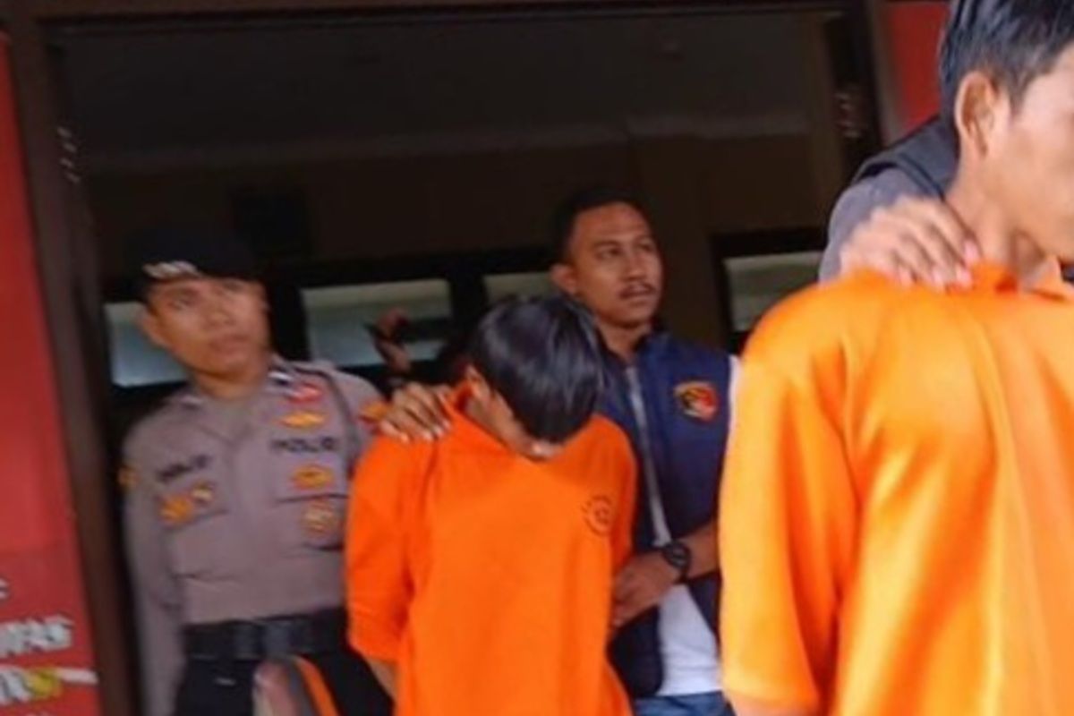 Dua pembunuh pemuda di Cianjur, Jawa Barat digiring polisi ke sel tahanan