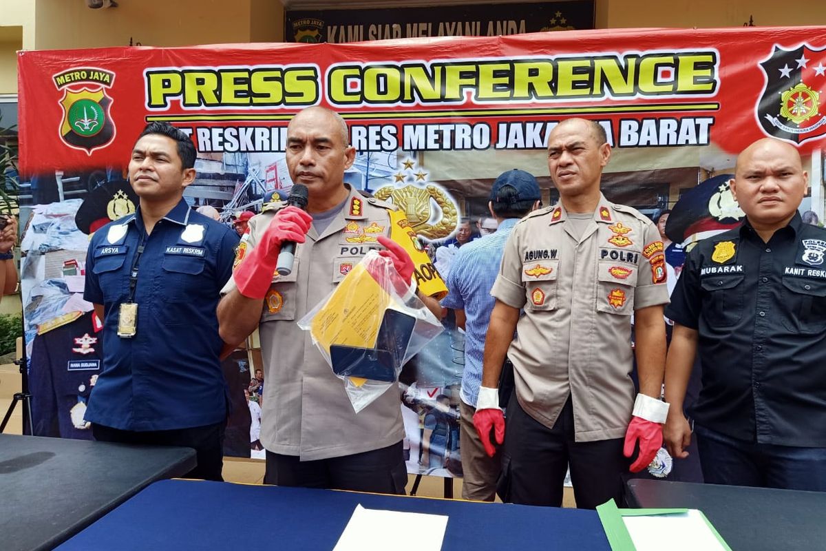 Kapolres Metro Jakarta Barat Kombes Pol Audie S Latuheru dan Kasatreskrim Polres Metro Jakbar Kompol Teuku Arsya K di Polsek Tanjung Duren, Jakarta Barat, Kamis (26/3/2020)