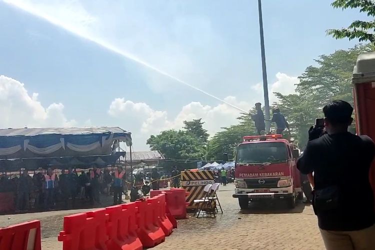 Petugas pemadam kebakaran diterjunkan guna menyiram area Pelabuhan Ciwandan, Cilegon. Minggu (7/4/2024). Kegiatan itu ddilakukn untuk mengurangi hawa ppaas dan debu di area Pelabuhan milik PT Pelindo Regional 2 Banten.