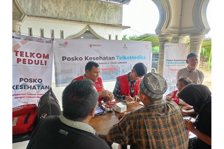 Petugas medis AdMedika dan TelkoMedika memberikan pelayanan kesehatan kepada warga terdampak bencana di wilayah Sumatera melalui Posko Kesehatan di Mesjid Baiturridha, Kampung Sukajadi Paya Bujuk, Kecamatan Karangbaru, Aceh Tamiang, Jumat (7/1/2026).