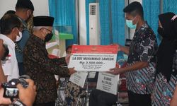 Wapres Serahkan Bantuan Sosial bagi Masyarakat di Kota Kendari 