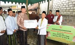 Usai Shalat Id di Mantup, Bupati Lamongan Serahkan Sapi Kurban Presiden Seberat 1,1 Ton