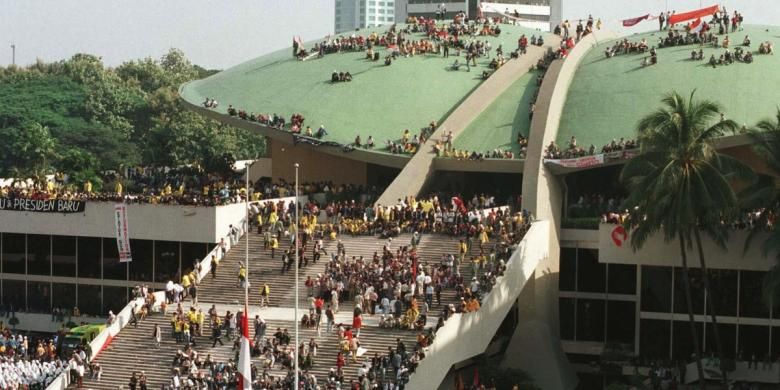 Mahasiswa se-Jakarta, Bogor, Tangerang, dan Bekasi mendatangi Gedung MPR/DPR, Mei 1998, menuntut reformasi dan pengunduran diri Presiden Soeharto. Sebagian mahasiswa melakukan aksi duduk di atap Gedung MPR/DPR. Hegemoni Orde Baru yang kuat ternyata menjadi inspirasi bagi orangtua untuk memberi nama bagi anak-anak mereka. 