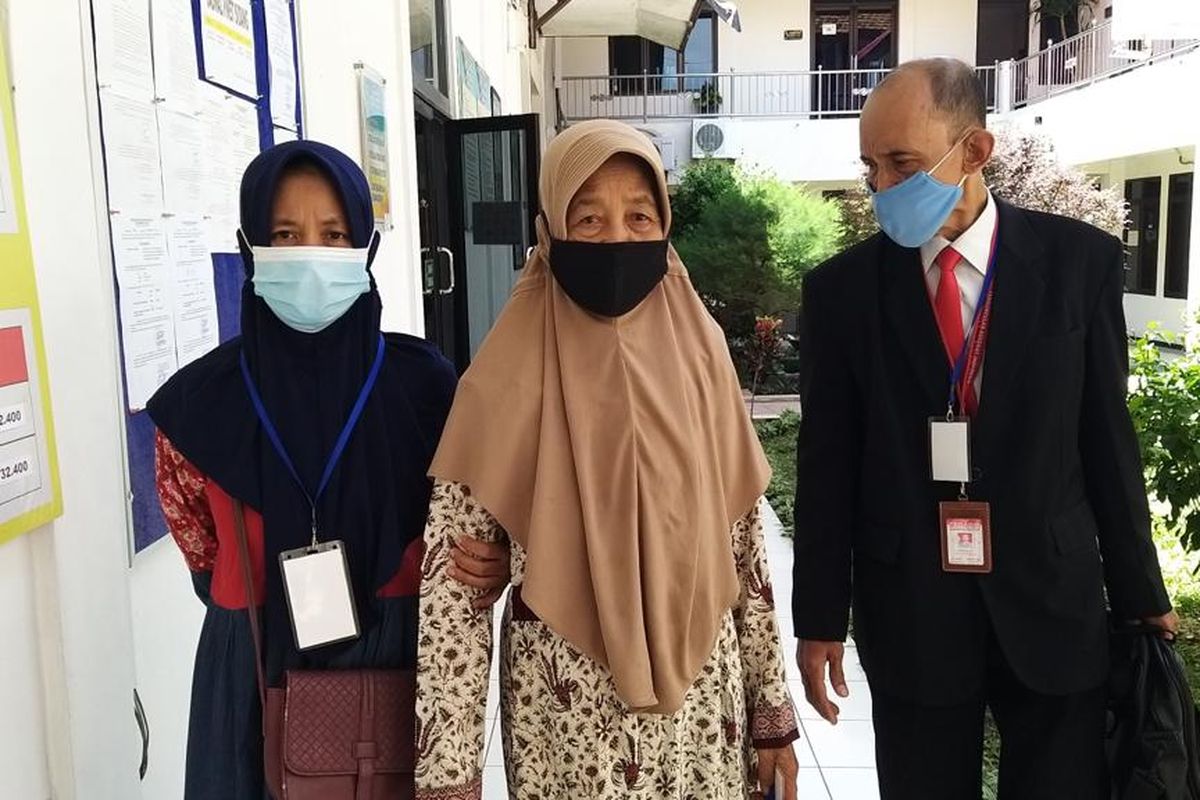 IKUTI SIDANG—Dainem didampingi anak keduanya, Wuryandari dan kuasa hukumnya, Arifin Purwanto, SH keluar dari ruang persidangan di Pengadilan Negeri Kabupaten Madiun, Rabu (22/12/2021). Dainem menggugat anak kandungnya sendiri lantaran nekat menjual sawahnya tanpa ijin darinya.