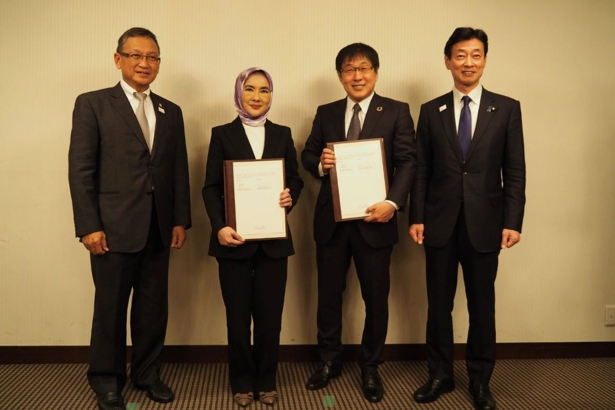 Dari kiri, Minister of Energy and Mineral Resources in Indonesia H.E. Arifin Tasrif, President Director and CEO Pertamina Nicke Widyawati, Chairman and CEO JOGMEC Takahara Ichiro, Minister of Economy, Trade and Industry in Japan H.E. Nishimura Yasutoshi.

