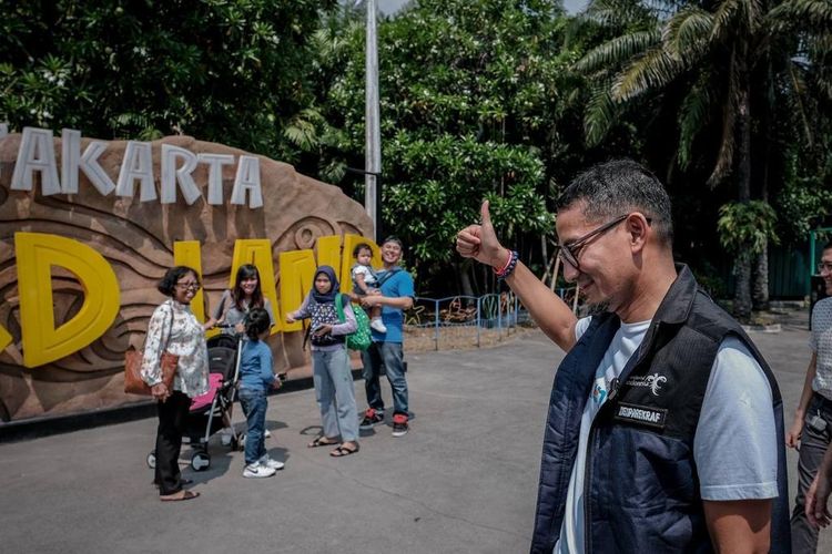 Menteri Pariwisata dan Ekonomi Kreatif (Menparekraf) Sandiaga Uno bertemu dengan wisatawan
