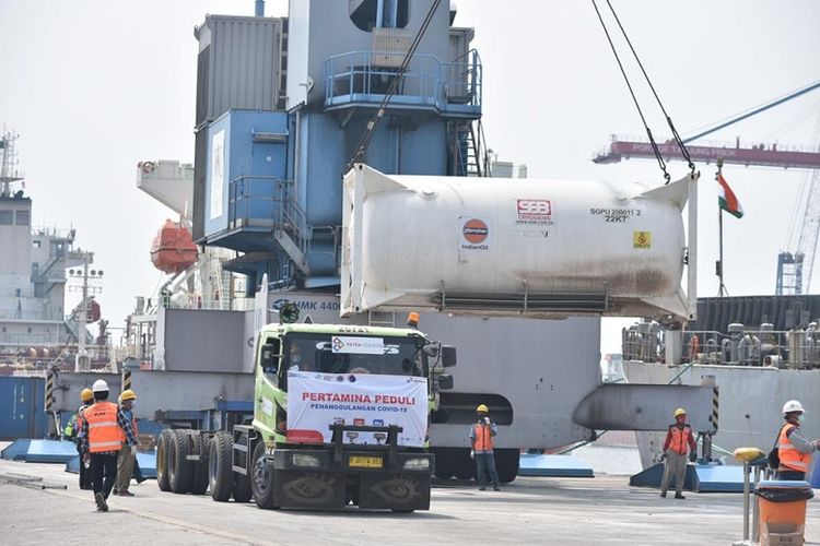 Pertamina menyiapkan 5 unit truk ISO Tank untuk mendistribusikan bantuan 100 ton oksigen dari Pemerintah India